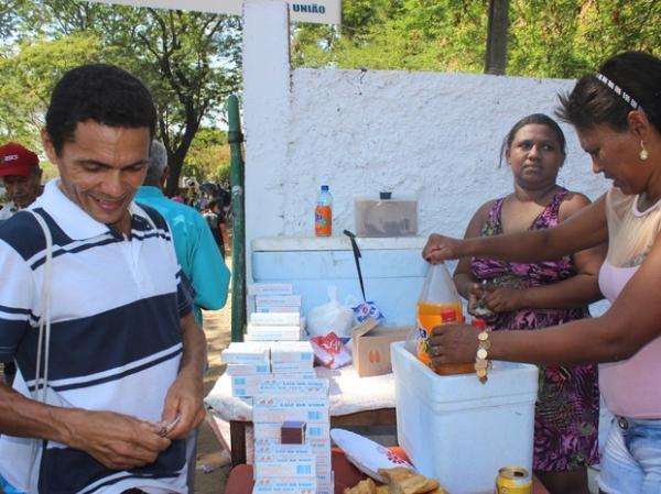 Irmãos lucram com o dia de finados em Teresina.(Imagem:Catarina Costa/G1 PI)