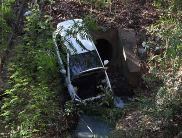 Motorista tenta trocar CD, perde controle e carro cai em barranco.(Imagem:Wilson Filho)