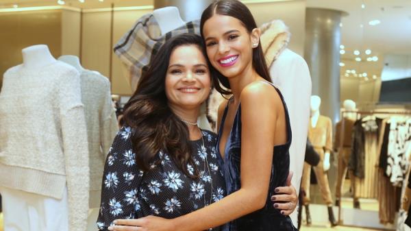 Bruna Marquezine e a mãe, Neide Maia.(Imagem:Anderson Borde / AGNews))