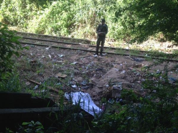 Corpo foi encontrado próximo aos trilhos do metrô na Zona Norte de Teresina.(Imagem:Gil Oliveira)