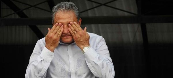 Tite, durante o jogo com a Ponte, neste domingo.(Imagem:Marcos Ribolli/GLOBOESPORTE.COM)