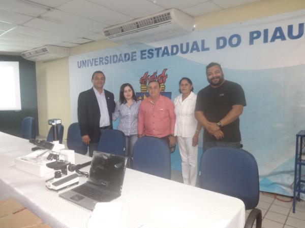 Reitor da UESPI visita Campus de Floriano e entrega microscópios e notebooks.(Imagem:FlorianoNews)