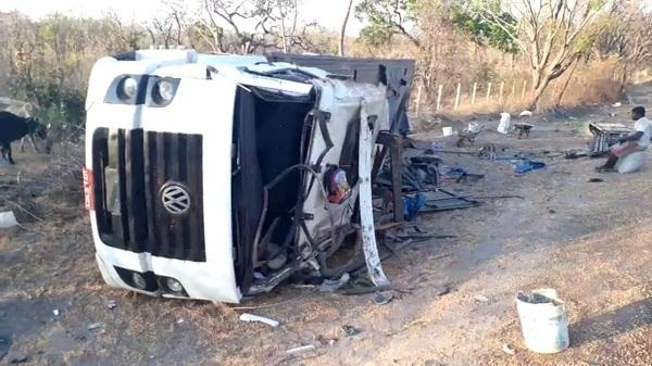 Carreta tomba na zona rural de Floriano(Imagem:Divulgação)