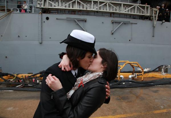 As oficiais Marissa Gaeta e Citlalic Snell se beijam na base naval de Virginia Beach, na Virginia.(Imagem:AP/Brian J. Clark/The Virginian-Pilot)