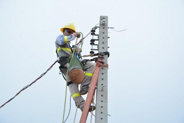 Intervenções na fiação elétrica de Floriano facilitarão as passagens dos trios elétricos.(Imagem:Secom)