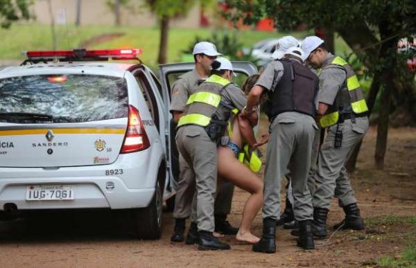 Mulher é detida por correr nua em parque no RS.(Imagem:Diego Vara/RBS/Agência O Globo)