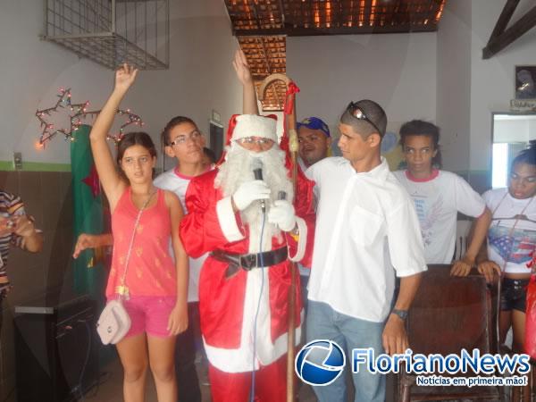 Alunos da APAE recebem visita do Papai Noel.(Imagem:FlorianoNews)