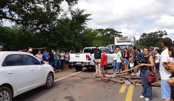 Manifestantes fecham BR-343 contra reajuste da passagem intermunicipal.(Imagem:CidadeVerde.com)