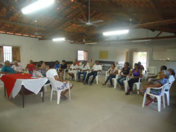 Moradores do bairro Irapuá II participam de palestra sobre a dengue.(Imagem:FlorianoNews)