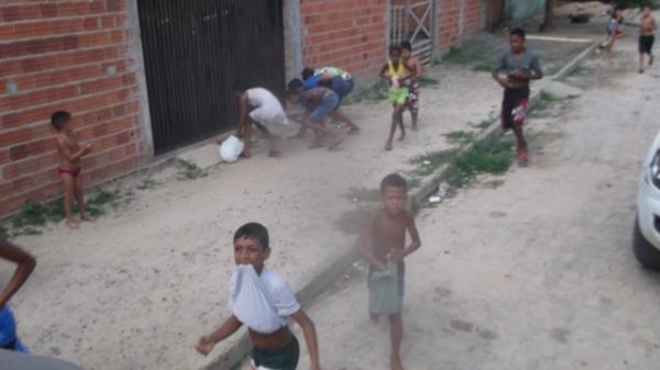 Papai Noel do Projeto Amarelinho distribui bombons às crianças de Floriano e Barão de Grajaú.(Imagem:FlorianoNews)