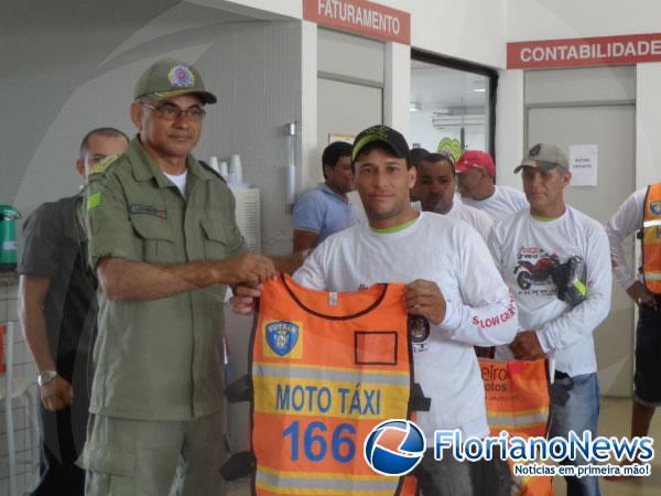 Mototaxistas florianenses recebem coletes de segurança.(Imagem:FlorianoNews)