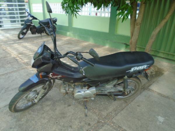 Motocicleta furtada no centro comercial é recuperada pela PM de Floriano.(Imagem:FlorianoNews)
