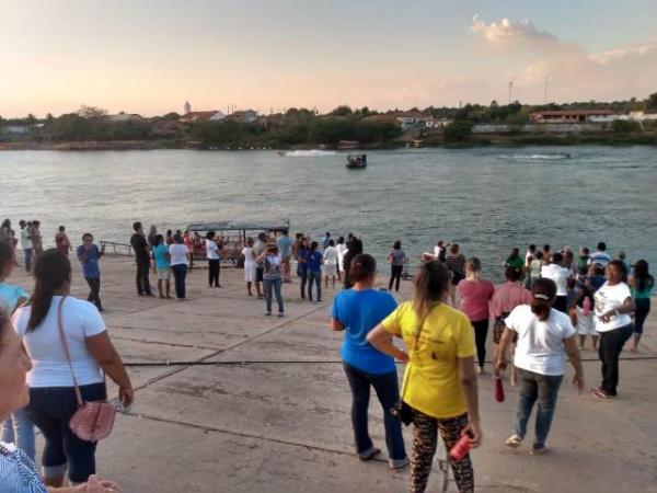 Fieis acompanham procissão náutica de São Pedro de Alcântara pelas águas do Rio Parnaíba.(Imagem:FlorianoNews)