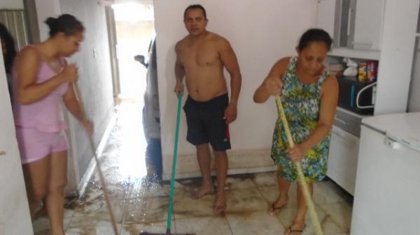 Moradores acordam com casas alagadas em Barão de Grajaú.(Imagem:Jornaldefloriano)