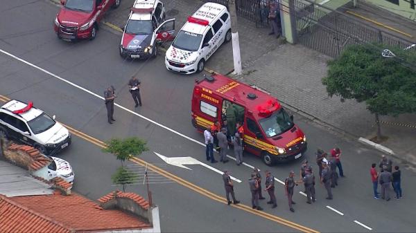 Bombeiros e carros da polícia em frente à empresa onde homem entrou atirando em funcionários no bairro da Saúde, Zona Sul de São Paulo, nesta sexta-feira (20)(Imagem:Reprodução/TV Globo)