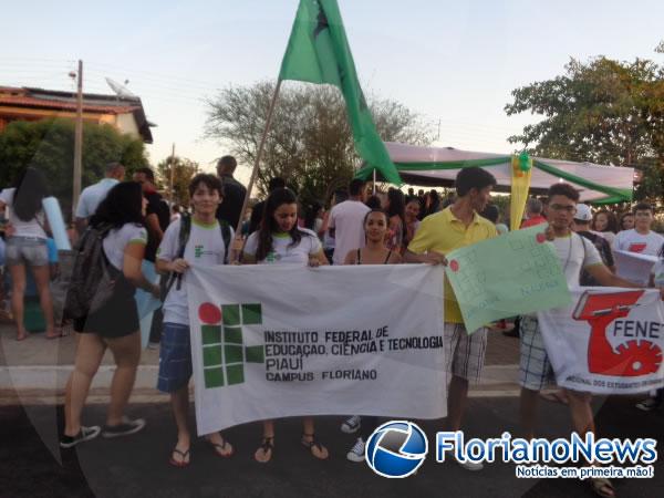 Desfile de 7 de Setembro em Floriano tem protesto isolado.(Imagem:FlorianoNews)