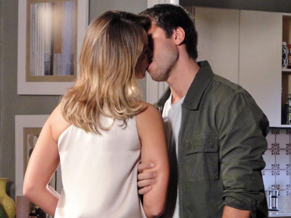 Reconciliados, Marina e Pedro se beijam(Imagem:Insensato Coração / TV Globo)