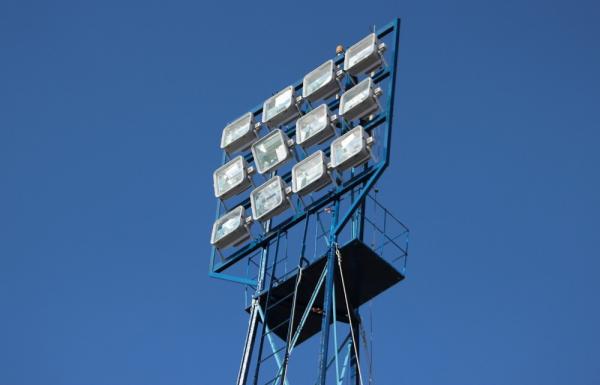 Novos pontos de luz são instalados no Lindolfo Monteiro. Cada torre possui 12 refletores.(Imagem:Renan Morais)