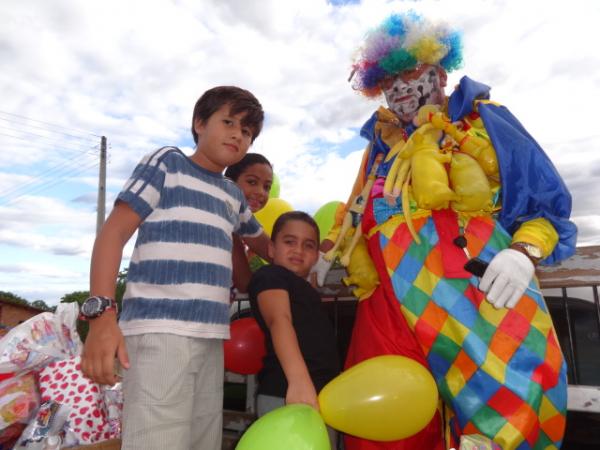 Palhaço Carrapeta enche à tarde de alegria em alusão ao Dia das Crianças.(Imagem:FlorianoNews)