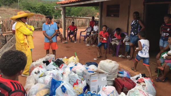 Projeto Amarelinho realiza doação de roupas e alimentos a moradores da zona rural de Floriano(Imagem:FlorianoNews)