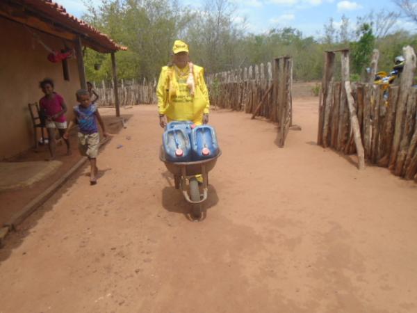 Repórter Amarelinho mostra a realidade dos moradores do Riacho da Serra.(Imagem:FlorianoNews)