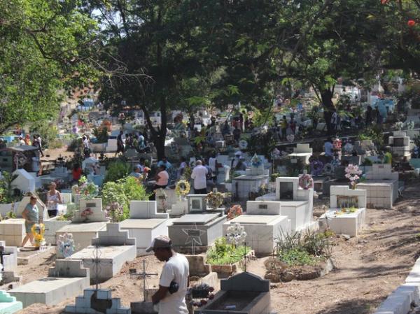 Centenas de pessoas visitaram os cemitérios de Teresina no Dia de Finados.(Imagem:Catarina Costa/G1 PI)