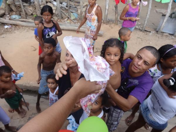 Palhaço Carrapeta enche à tarde de alegria em alusão ao Dia das Crianças.(Imagem:FlorianoNews)