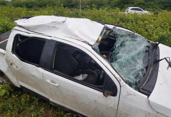 Caminhonete de prefeito capota após sair da pista na BR 407.(Imagem:Cidades na Net)