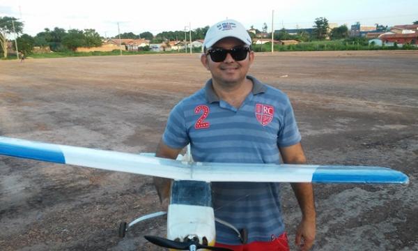 Walter Andrade e seu avião.(Imagem:Jc24horas)