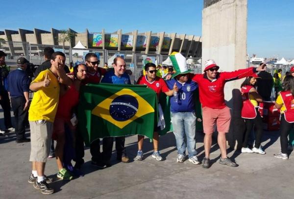 Torcedores dos dois países posam juntos para a foto, antes de entrarem no Mineirão.(Imagem:Leonardo Simonini)