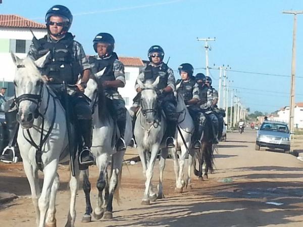 Homens da cavalaria dão apoio ao cumprimento da ordem de despejo.(Imagem:Patrícia Andrade/G1)