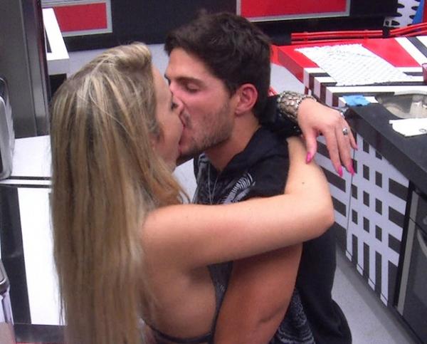 André e Fernanda dão uma escapadinha da festa e se beijam na cozinha.(Imagem:BBB)