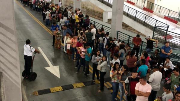 Candidatos formam longa fila em busca de emprego em Fortaleza(Imagem:Divulgação)