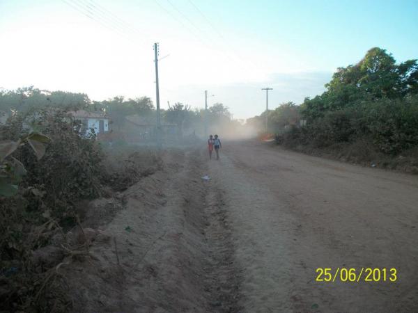 Moradores do bairro Guia fecham estrada e pedem solução contra poeira.(Imagem:Alonso Costa )