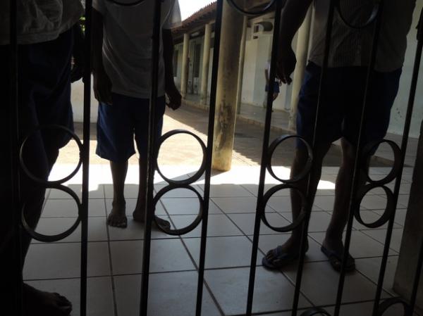 Detentos armados com barras de ferro tentaram agredir agentes(Imagem:OAB-PI)