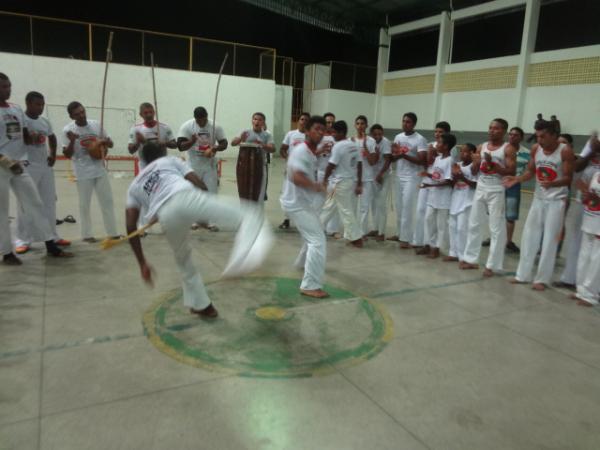 Grupos de capoeira realizaram batizado e trocas de cordas.(Imagem:FlorianoNews)