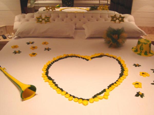 Pétalas de rosas verde e amarelas enfeitam a cama do Hotel Villa Reggia(Imagem:(Divulgação: Hotel Villa Reggia))