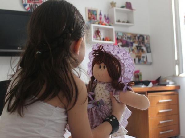 Desde cedo a criança mostrou mais intimidade com bonecas.(Imagem:Fernando Brito/G1)