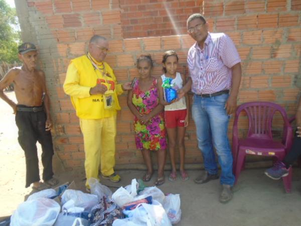 Moradores da zona rural de Floriano recebem doações de roupas e alimentos.(Imagem:FlorianoNews)