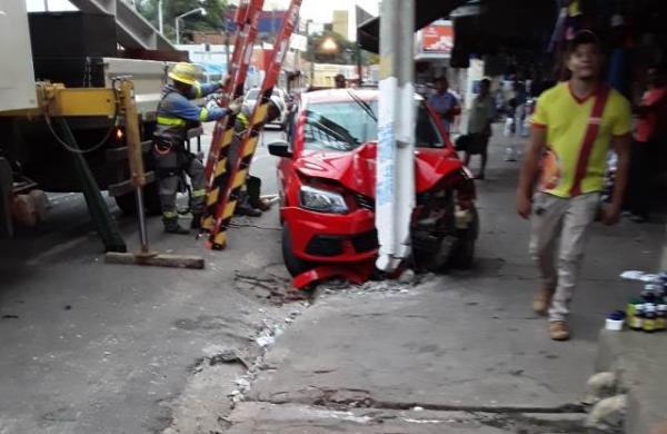 Carro desgovernado derruba poste e deixa parte do Centro de Floriano sem energia.(Imagem:Divulgação)