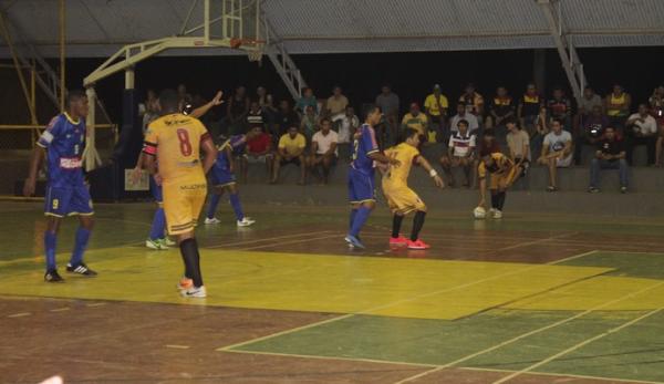 Crensa e Cajuína fizeram uma partida de muitos gols na semifinal do Metropolitano de Futsal.(Imagem:Daniel Cunha)