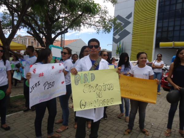 Estudantes de Floriano protestam contra corte de bolsas do Pibid.(Imagem:FlorianoNews)