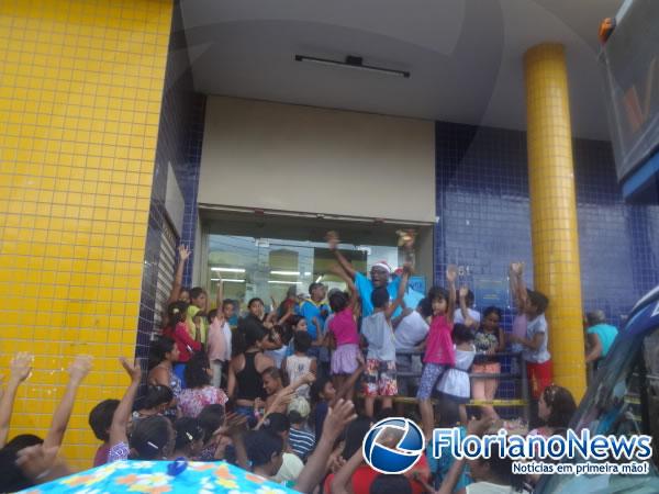 Papai Noel dos Correios realiza entrega de presentes em Floriano.(Imagem:FlorianoNews)