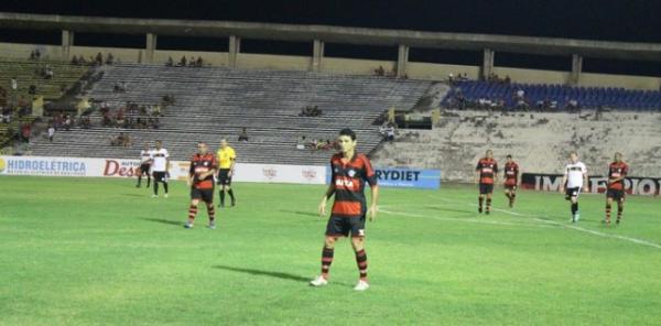 Sima volta a pisar no gramado onde virou 