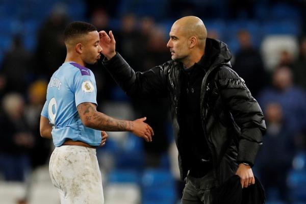 Gabriel Jesus e Pep Guardiola em jogo do Manchester City(Imagem:Phil Noble/Reuters)