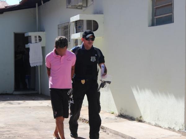 Suspeito preso durante operação foi encaminhado para a Casa de Custódia.(Imagem:Juliana Barros/G1)