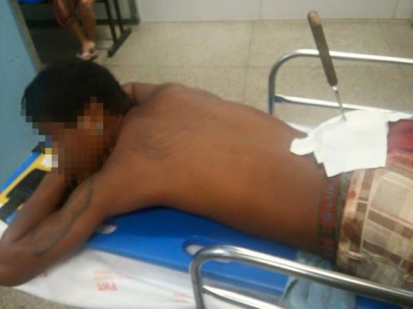 Jovem ficou com uma faca cravada nas costas, em Teresina.(Imagem:Divulgação/Polícia Militar)