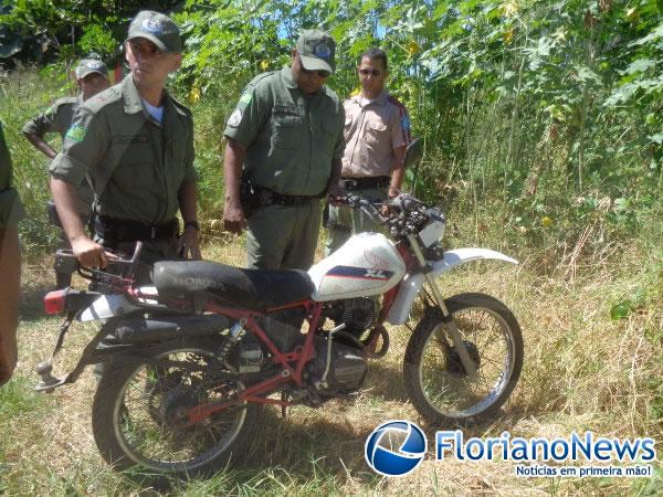 Polícia recupera motocicleta abandonada em Floriano.(Imagem:FlorianoNews)