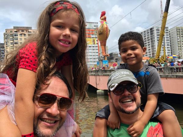 Casados há 21 anos, Mailton e Wilson Albuquerque foram o primeiro casal a obter paternidade dupla na certidão de nascimento dos filhos, no Recife.(Imagem:Reprodução/Arquivo pessoal)