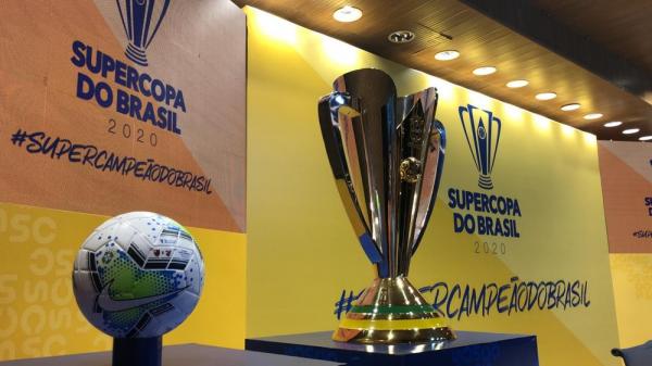 Bola e taça da Supercopa do Brasil em evento da CBF.(Imagem:Raphael Zarko/GloboEsporte.com)